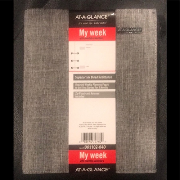 Brand new At a Glance Undated weekly monthly planner - Picture 2 of 9